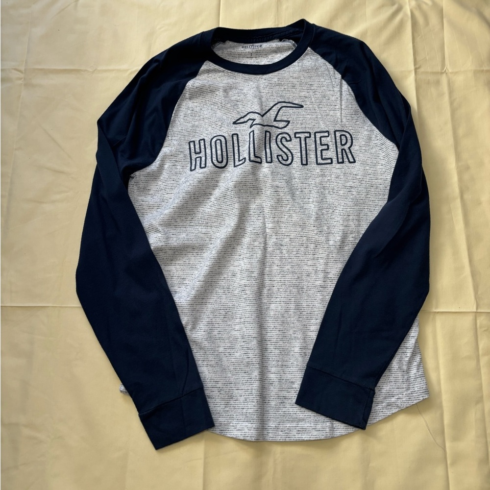 Hollister Men’s Navy and Light Gray Long Sleeve T-shirt
